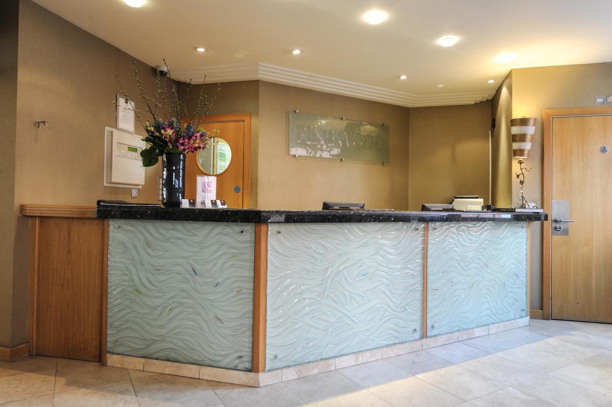סלאו The Pinewood Hotel מראה חיצוני תמונה